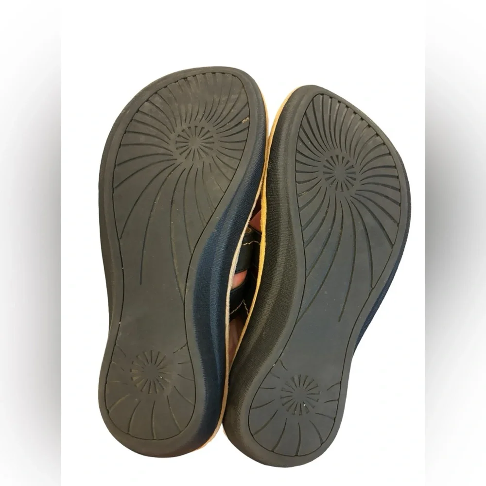 Cobbie Cuddlers Women’s Black‎ and Tan Sandals with Flower Accent Size 7.5